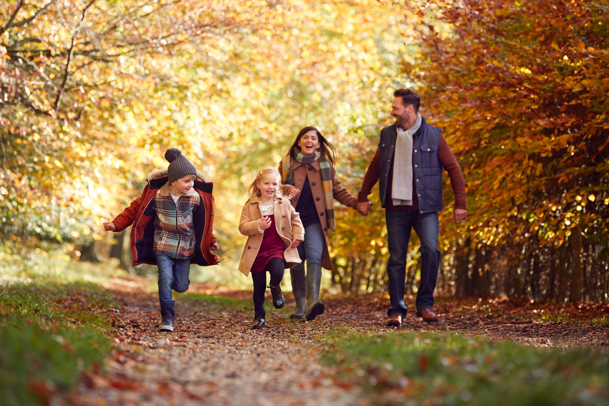 Familie beim Herbstspaziergang im Wald